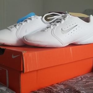 Women's Nike Sideline Cheer Shoes 5.5
